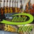 un magasin de musique avec des guitares manouches